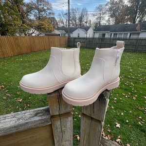 Girls cat and jack cream Chelsea boots size 13 NEW